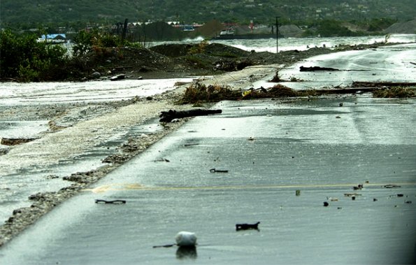 Junior Dowie / Staff Photographer
Heavy Seas along the Norman Manley Highways
